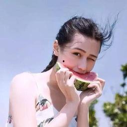 吃瓜楼梯哭女孩网红,揭秘网红背后的感人故事